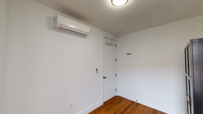 Building Photo - Full room in 4-bed/2.0-bath Home