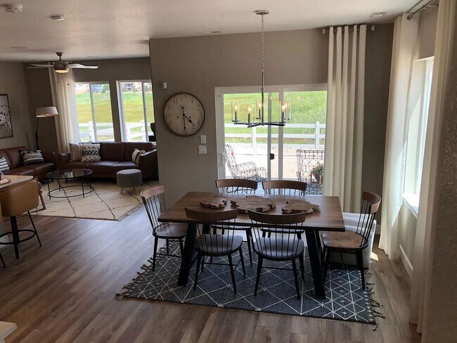 Building Photo - Incredible Views from this 3 Bedroom, 2.5 ...