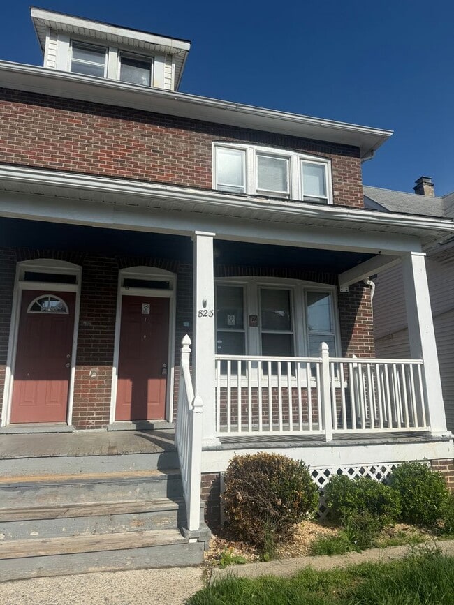 Building Photo - 823 Pine St
