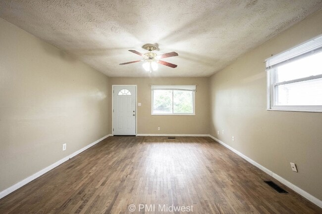 Building Photo - Charming 3-Bedroom Home with Gleaming Hard...