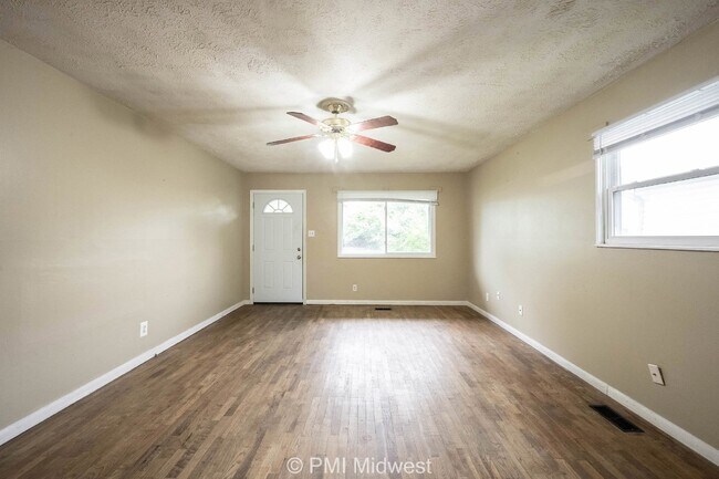 Foto del edificio - Charming 3-Bedroom Home with Gleaming Hard...