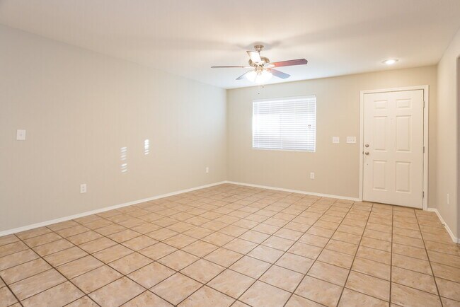 Foto del edificio - 8137 Finch Feather St