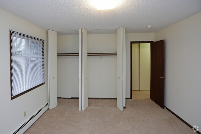2BR, 1BA - 926 SF - White Oaks Apartments