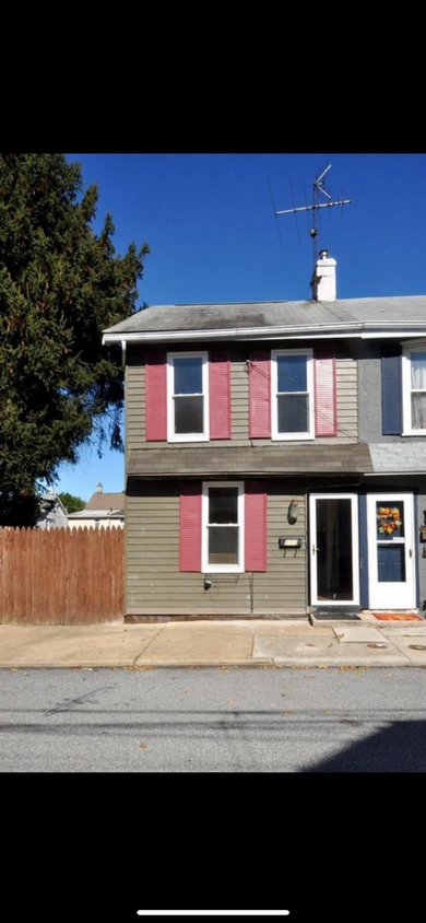 Primary Photo - 223 William St