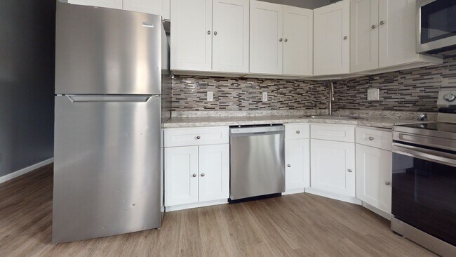 Building Photo - Beautiful 2 Bedroom / 2 Bathroom Apartment