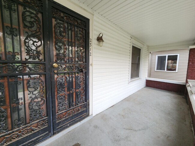 Building Photo - 2 Bedroom 1 Bath Updated Home in Louisville