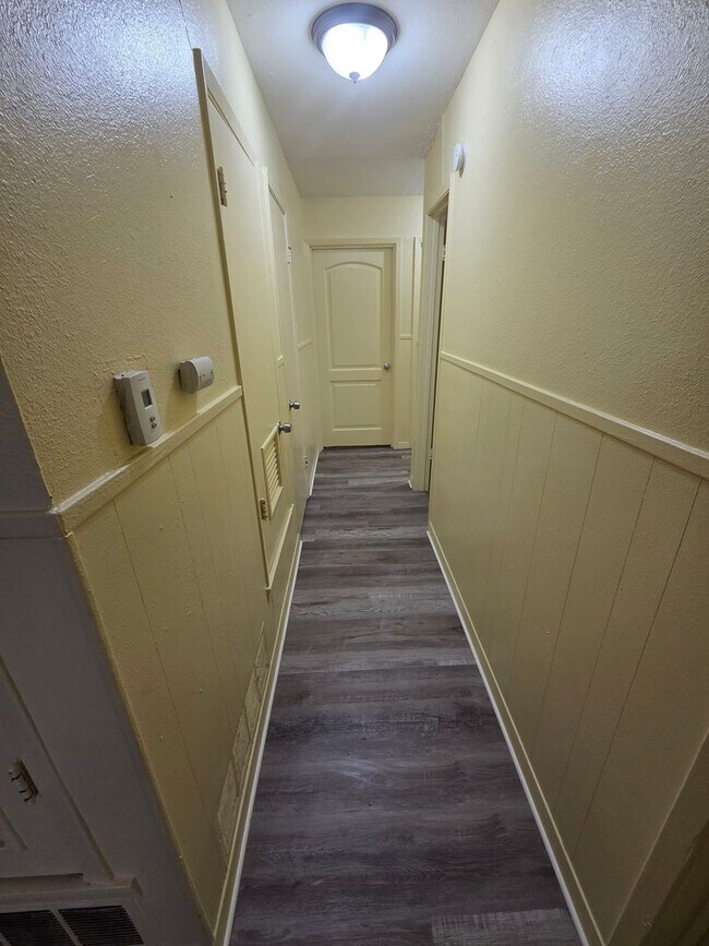 Foto del edificio - 4 bedroom 1.5 bathroom house!  HOUSING ACC...