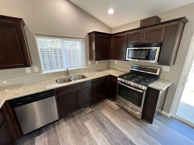 Building Photo - Well Maintained Three Bedroom Home in Sout...