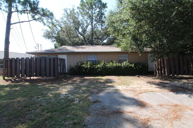 Foto del edificio - North Pensacola 2BR Duplex with Private Pa...