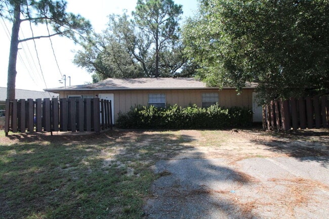 Building Photo - North Pensacola 2BR Duplex with Private Pa...