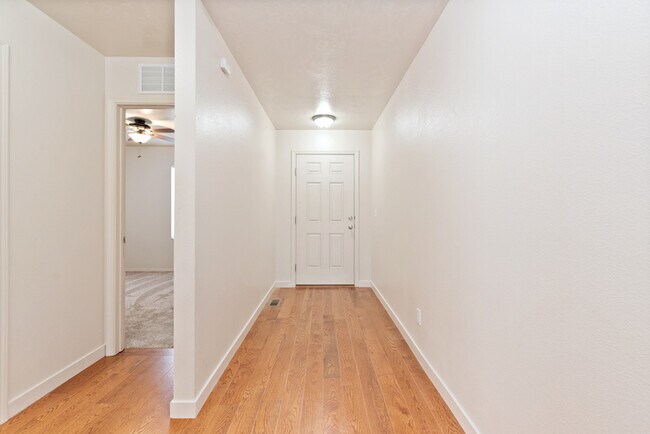 Foto del edificio - 4994 N Newsham Ave
