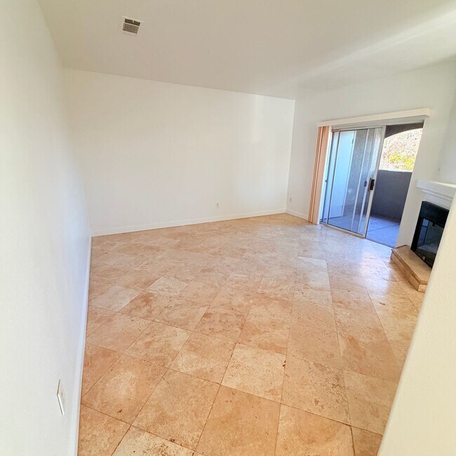 Foto del edificio - ONE BEDROOM ONE BATH UPSTAIRS CONDO!