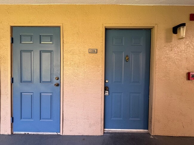 Building Photo - Metrowest 2BR/2BA Condo – Ground Floor Con...