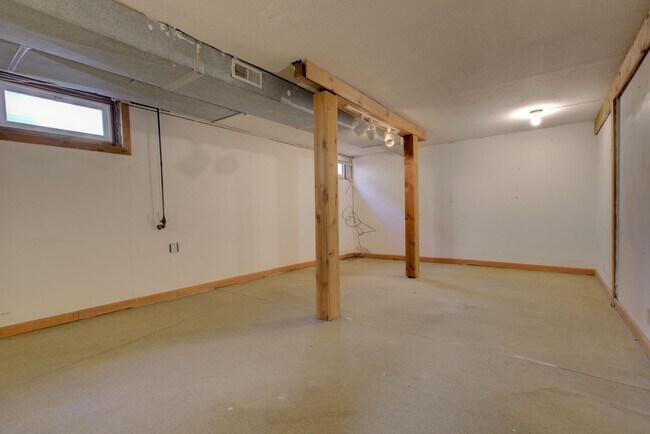 Building Photo - Single Family Home
