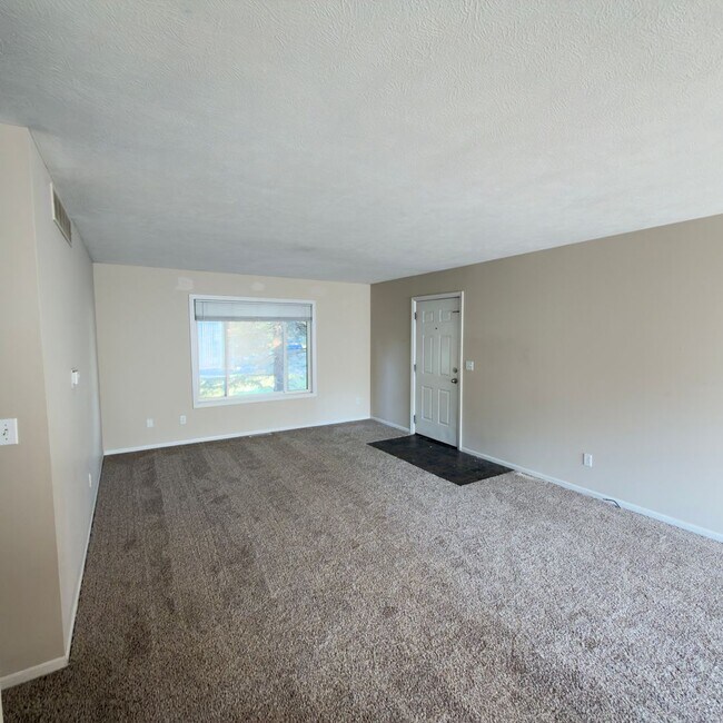 Building Photo - 3 Bedroom Duplex in Rockford!