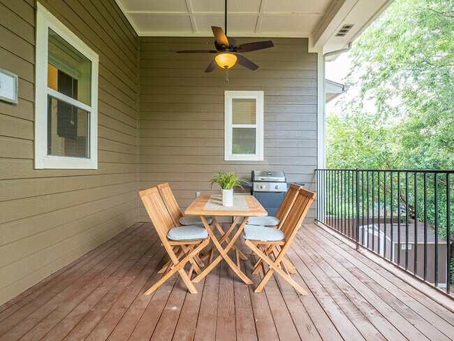 Foto del edificio - 5605 Roosevelt Ave