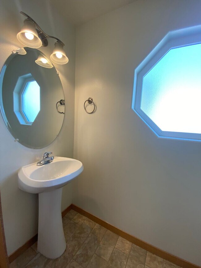 Foto del edificio - 3 Bedroom | 2 1/2 Bath Townhouse in The Dalles, OR.