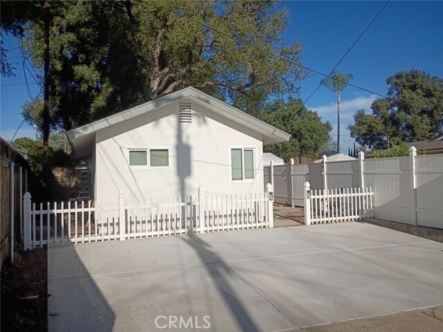 Building Photo - 947 E Cypress Ave