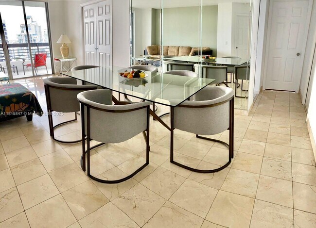 Foto del edificio - 3500 Mystic Pointe Dr