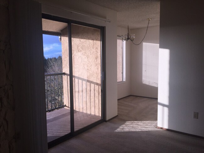 Foto del edificio - Clean Top Floor 1BR 1BA Condo with Wood Burning Fireplace