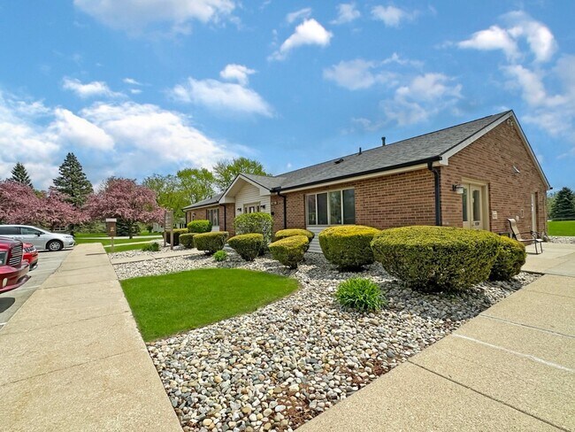 Foto del edificio - Minutes from Adrian College************** Massive 2 Bedroom 2 Bath*****************Rent $1,150/month