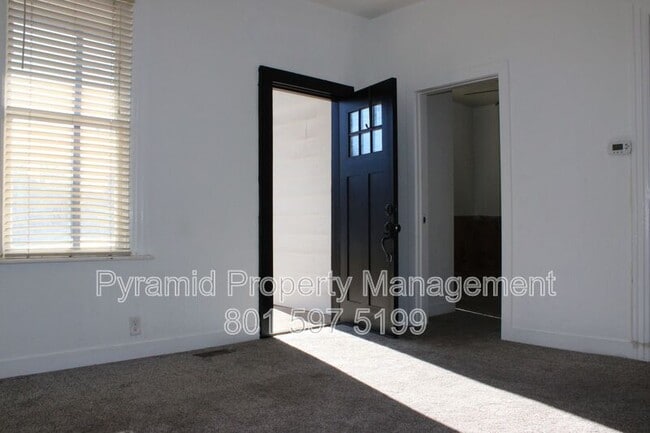 Building Photo - 489 E Center St