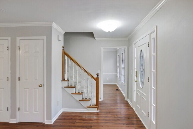 Building Photo - 305 Clubhouse Ct NW