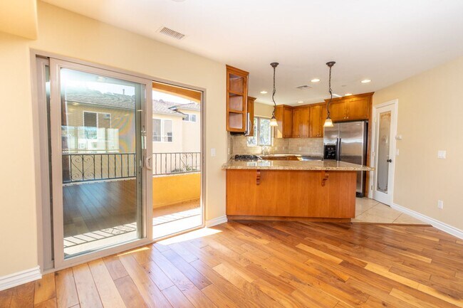 Foto del edificio - Beautiful 3 br/3.5ba Townhome in Pacific Beach Just Blocks to Crown Point Shores!