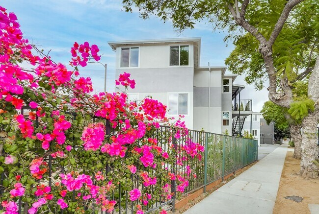 Foto del edificio - 721 Silver Lake Blvd