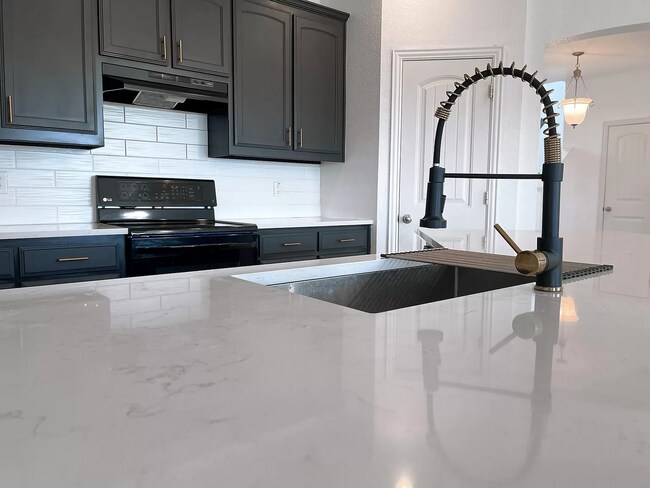 Building Photo - Beautiful Upgraded 4 Bedroom House Now Ava...