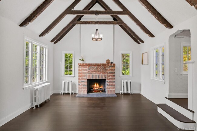 Building Photo - 202 E Garden Rd