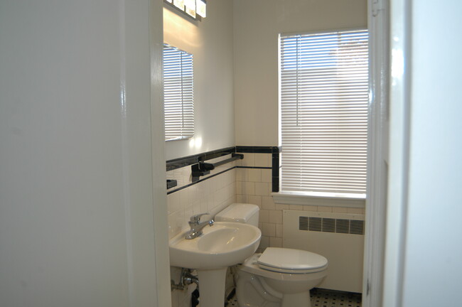 Building Photo - 8517 Chestnut Oak Rd