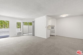 Building Photo - 929 N San Vicente Blvd