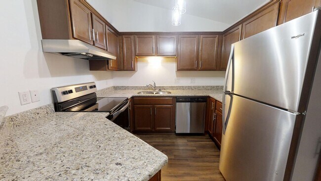 Foto del edificio - RENT SPECIAL - Renovated Condo Style Lower 2 Bedroom 2 Bathroom Apartment
