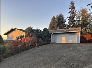 Building Photo - 9317 SE Suncrest Dr