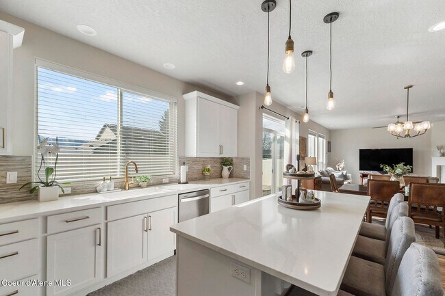 Foto del edificio - Spacious 4BR + Loft Home in Desirable North Place Community — Post Falls