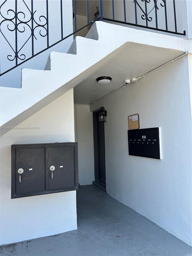 Building Photo - 543 SW 37th Ave