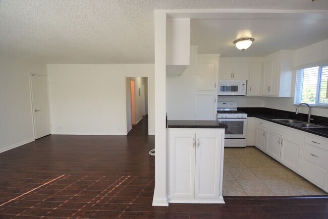 Building Photo - 6512 Woodman Ave