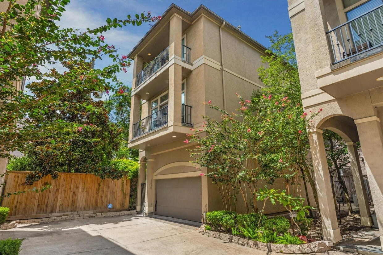 3 Bed Townhome for Rent in 77030 Near Texas Medical Center - 3 Bed Townhome for Rent in 77030 Near Texas Medical Center