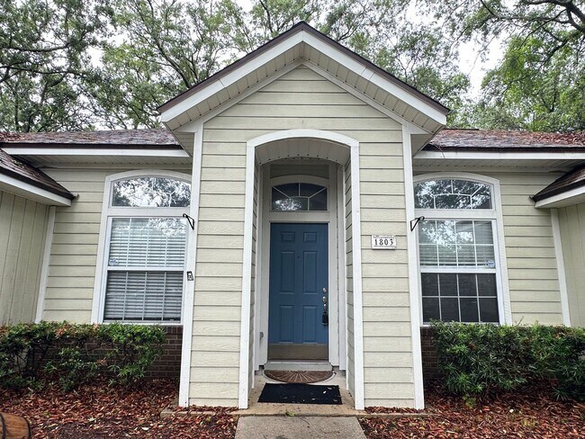 Building Photo - 5 minutes to the beach!  Remodeled Home!