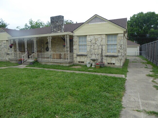 Building Photo - 3012 Lovers Ln