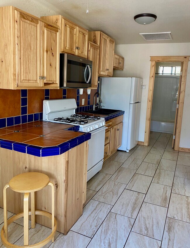 Building Photo - 11 E DuPont Ave