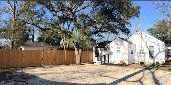 Building Photo - 208 E Magnolia St