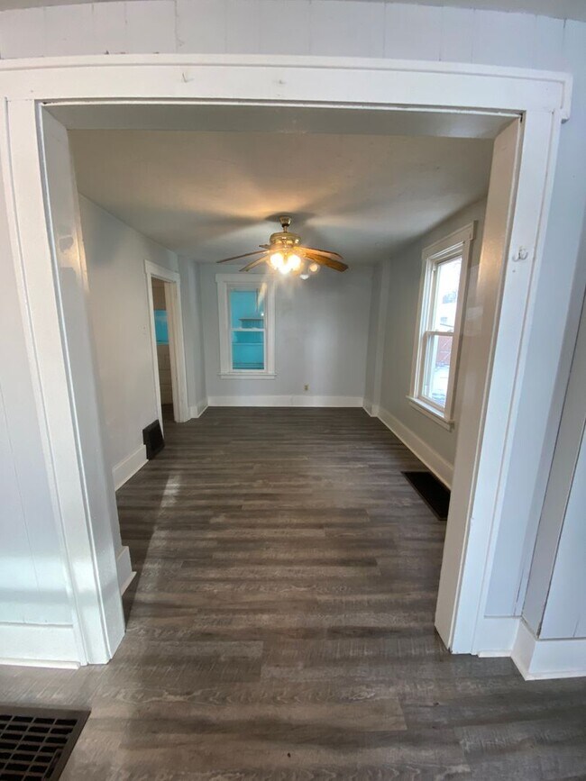 Building Photo - 3 BR 1 BA Single House With All New Flooring