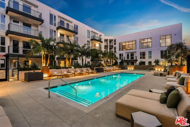 Foto del edificio - 2455 Overland Ave