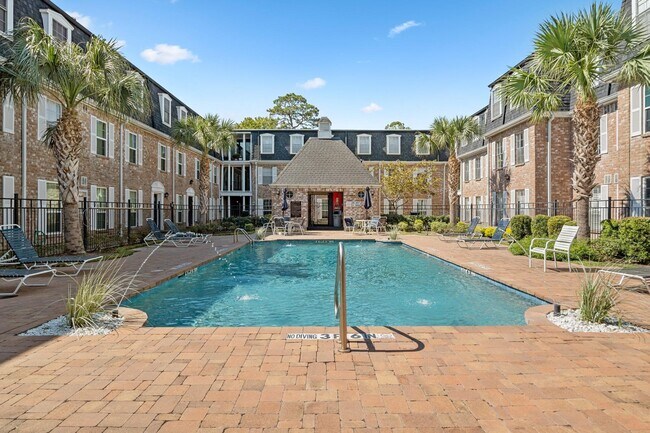 Building Photo - 355 N Post Oak Ln