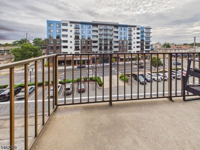 Building Photo - 10 N Wood Ave