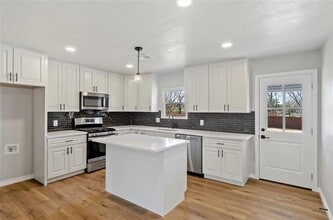 Building Photo - 131 Long St