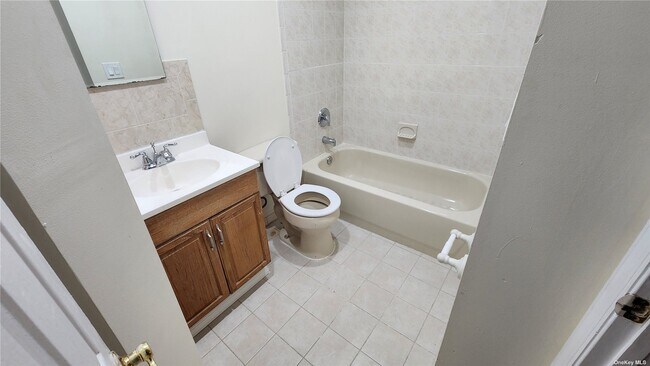 Building Photo - 82-44 Country Pointe Cir