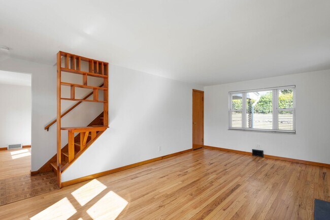 Foto del edificio - READY FOR MOVE IN! Check out this RENOVATE...